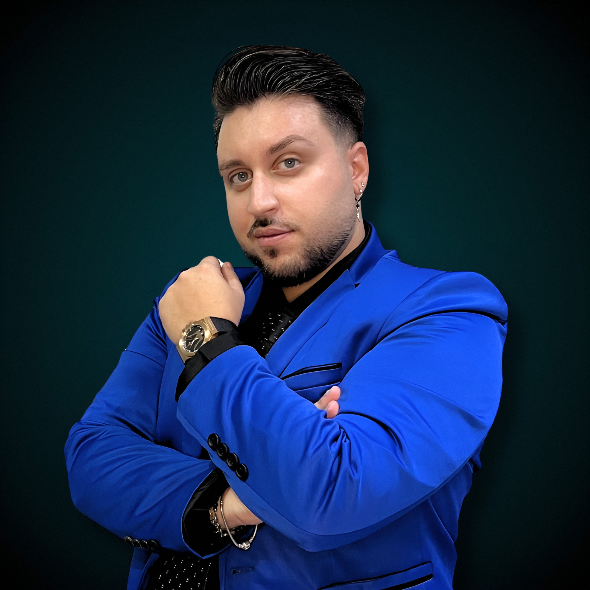 Ritratto di Claudio Bruno in giacca blu, su fondo scuro